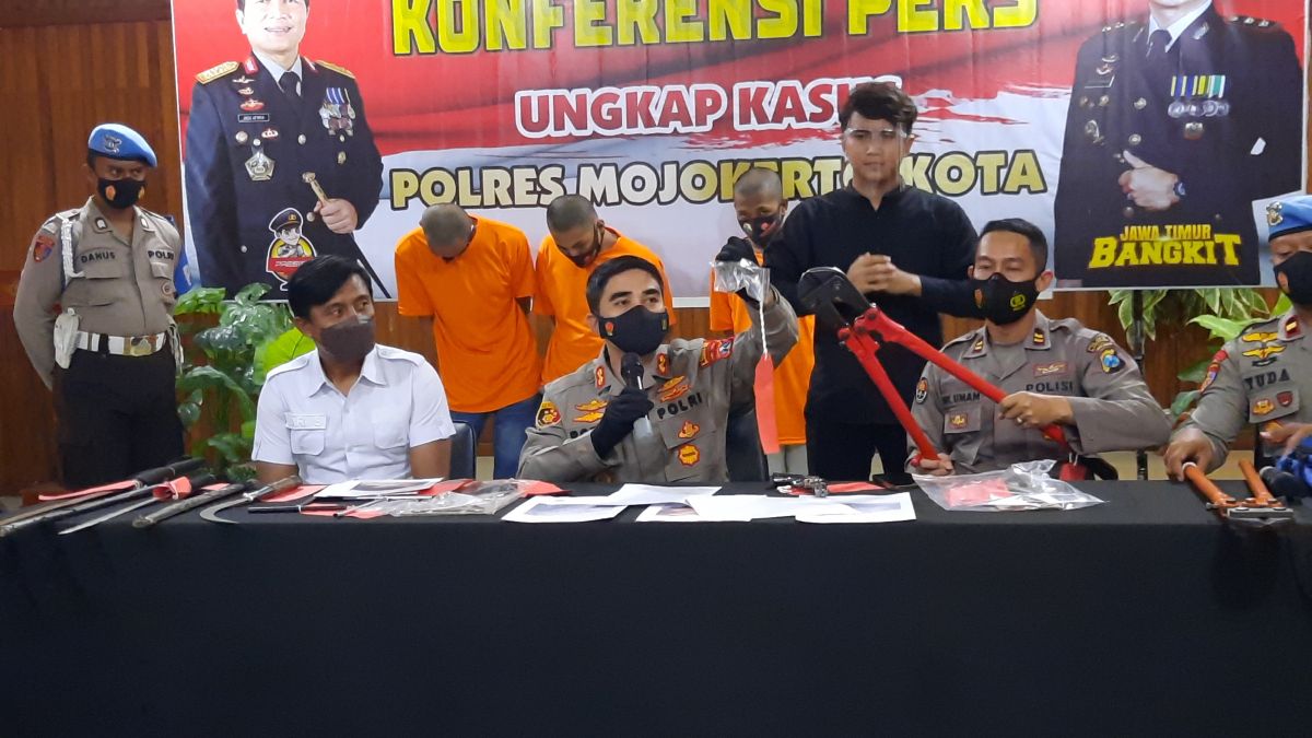 Kapolres Mojokerto Kota AKBP Rofiq Ripto Himawan saat beberkan barang bukti. (Foto: Achmad Supriyadi/jatimnow.com)