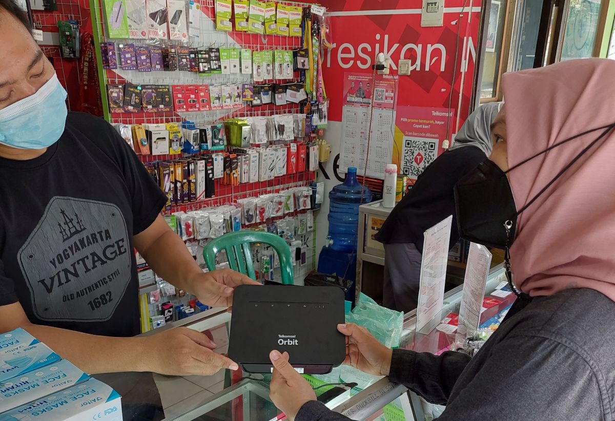 VP Consumer Sales Area Jawa Bali, Riny Novitriyanti, memberikan edukasi terkait kelebihan dan keuntungan menggunakan orbit di Outlet wilayah Jawa Bali. (Foto: Telkomsel)