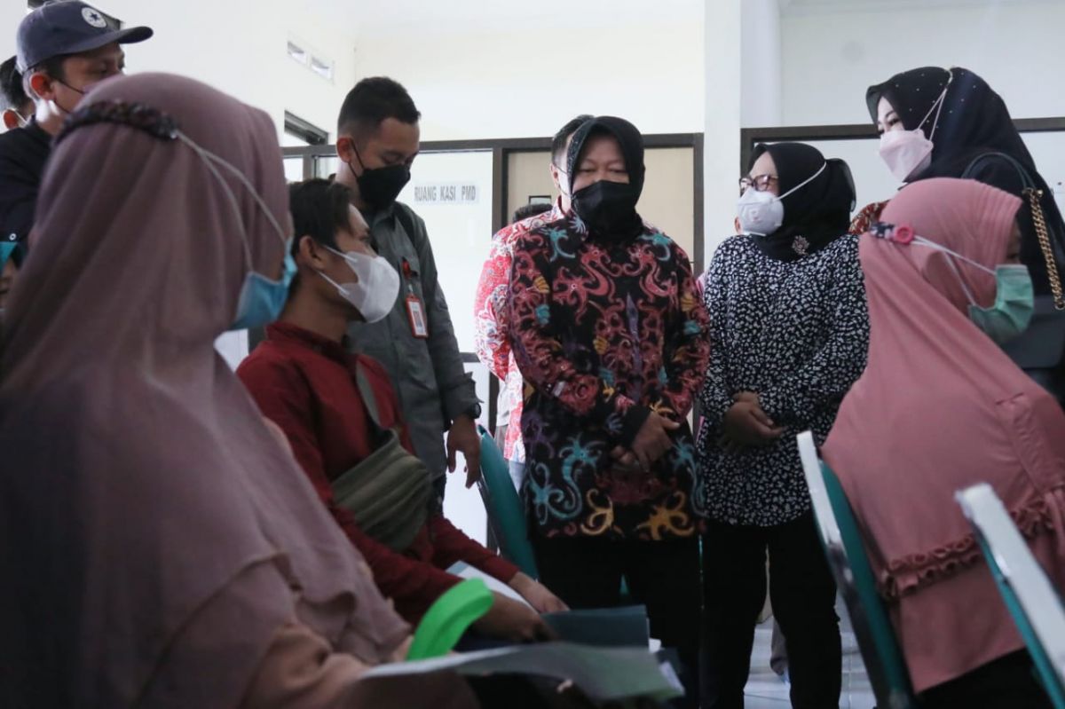 Menteri Sosial Tri Rismaharini saat tinjau penyaluran BPNT. (Foto: Elok for jatimnow.com)