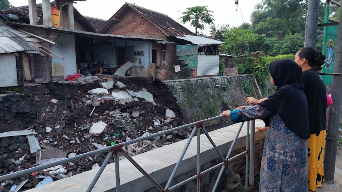 Rumah Janda Sebatang Kara di Kota Probolinggo Ambrol