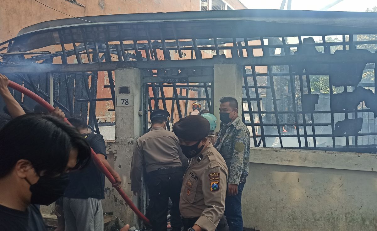 Rumah di Jalan Sultan Agung, Ponorogo ludes terbakar. (Foto: Mita Kusuma/jatimnow.com)
