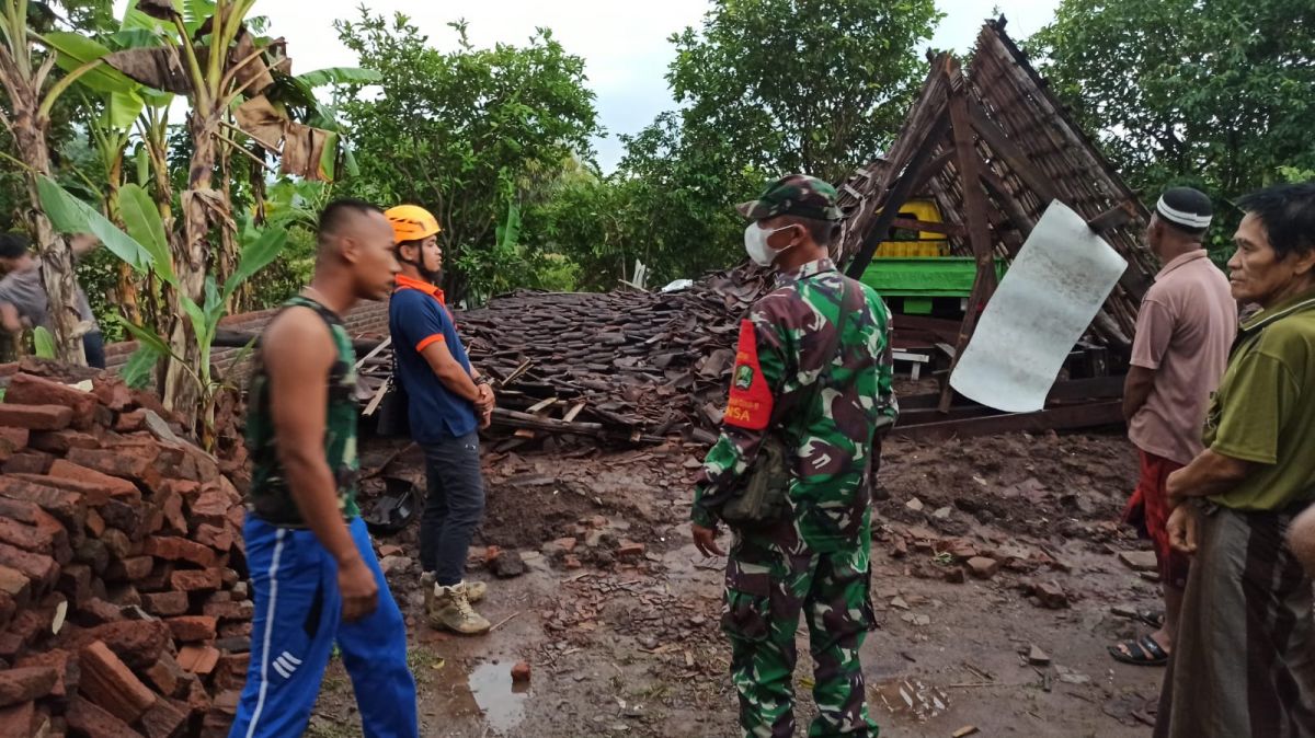 Petugas melakukan kerja bakti di lokasi  rumah roboh. (Foto: BPBD Magetan/jatimnow.com)