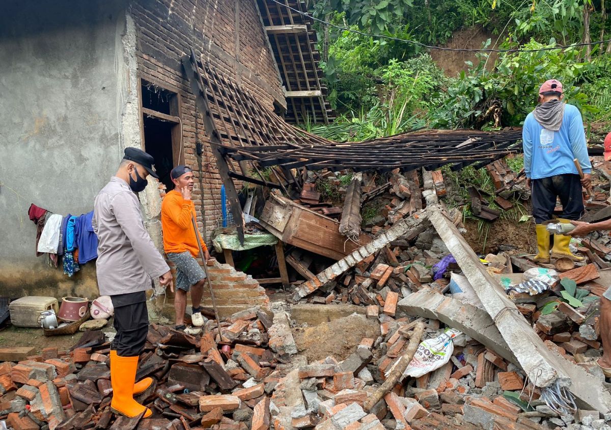 Rumah warga di Ponorogo tertimpa tebing longsor. (Foto: Polsek Sawoo/jatimnow.com)