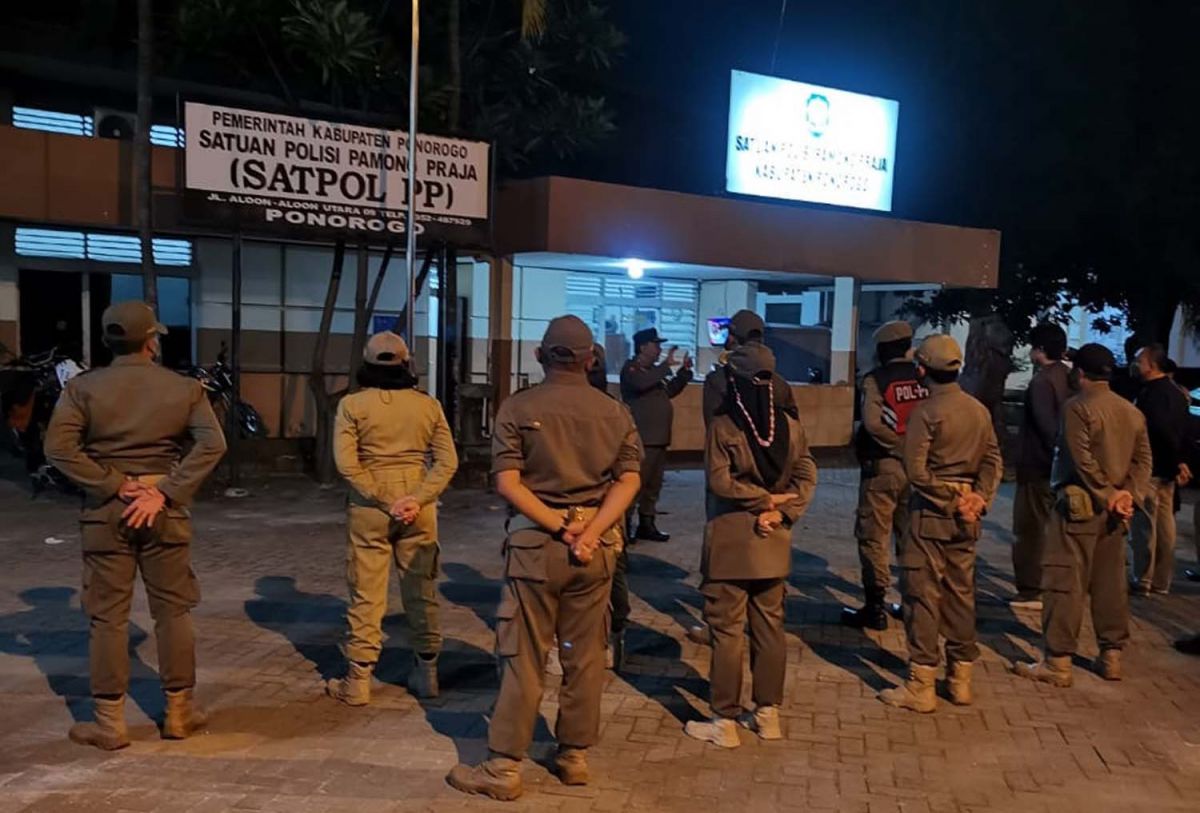 Satpol PP saat hendak melakukan razia prostitusi terselubung (Foto: Satpol PP Ponorogo/jatimnow.com)