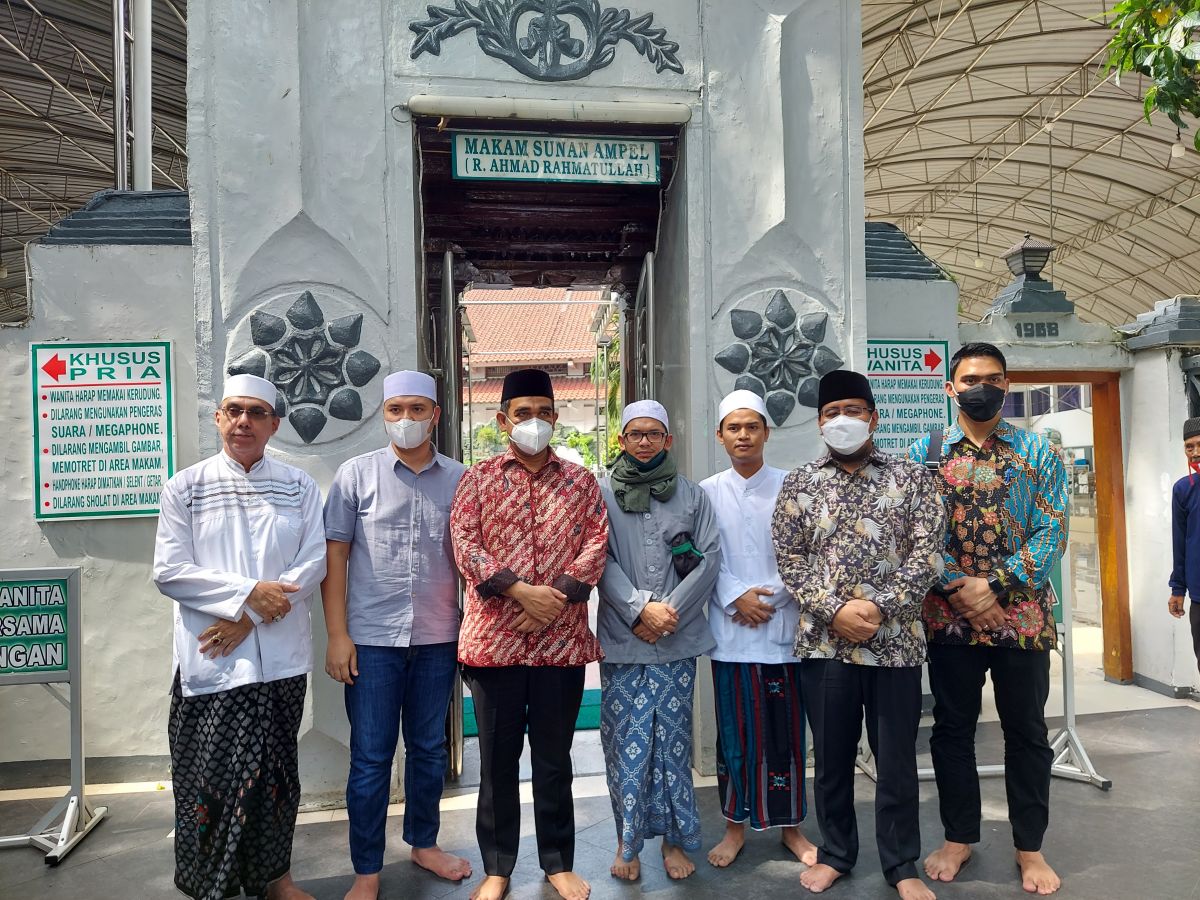 Sekjen DPP Gerindra Ahmad Muzani (tengah) didampingi Ketua Gerindra Jatim Anwar Sadad. (Dua dari kanan). (Foto: Ni'am Kurniawan/jatimnow.com)