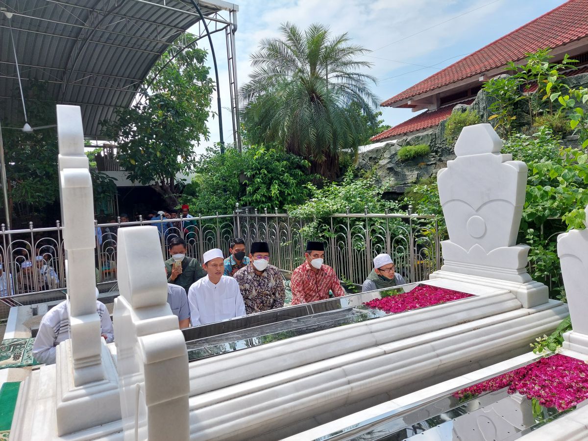 Sekjen DPP Gerindra Ahmad Muzani (kanan) bersama Ketua Gerindra Jatim Anwar Sadad (dua kanan) saat berziarah di Makam Sunan Ampel Surabaya (Foto: Ni'am Kurniawan/jatimnow.com)