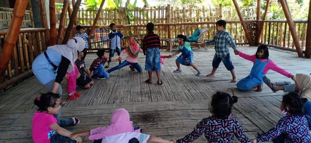 Anak-anak siswa Sekolah Alam Ilalang, Kota Batu. (Foto: Galih Rakasiwi/jatimnow.com)