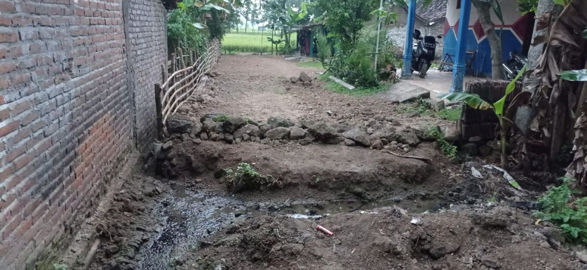 Akses jalan dua warga, Keluarga Partini dan Jumadi di Desa Sukowidi Kecamatan Kartoharjo ditutup selokan oleh tetangganya, Sungkono. (Foto: Mita Kusuma/jatimnow.con)