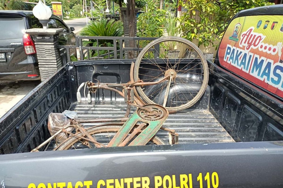 Sepeda onthel yang tertabrak mobil di Ponorogo (Foto: Polres Ponorogo for jatimnow.com)