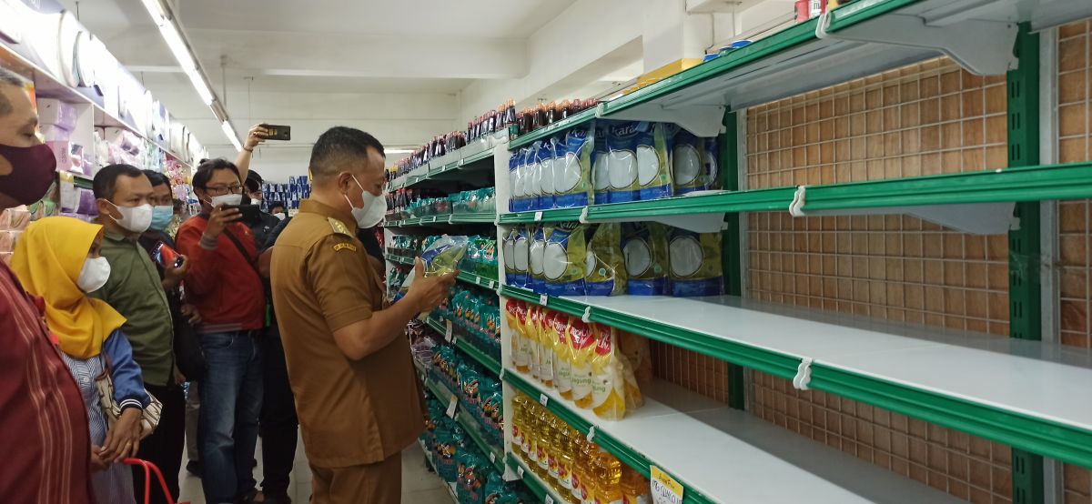 Bupati Ponorogo Sugiri Sancoko sidak ke Swalayan Luwes (Foto: Mita Kusuma/jatimnow.com)