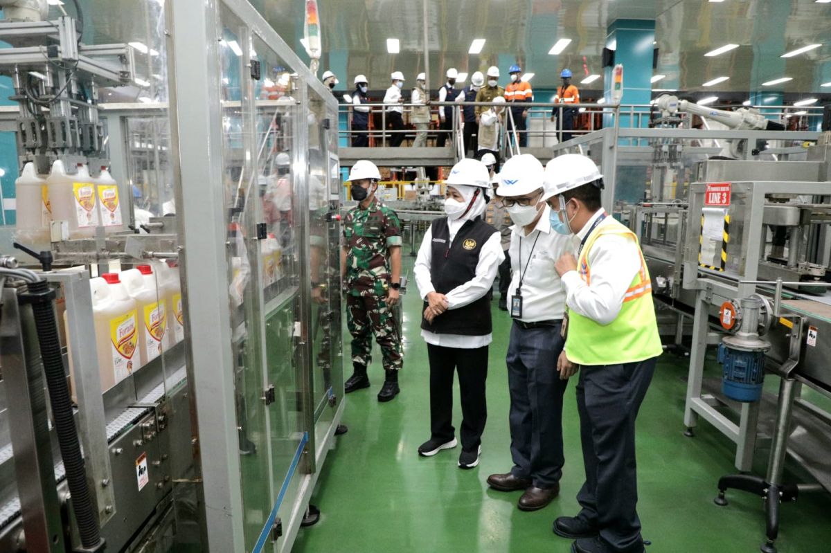 Gubernur Khofifah saat mendatangi Pabrik Minyak Goreng, PT Wilmar Nabati Indonesia Gresik. (Foto: Humas Pemprov Jatim for jatimnow.com)