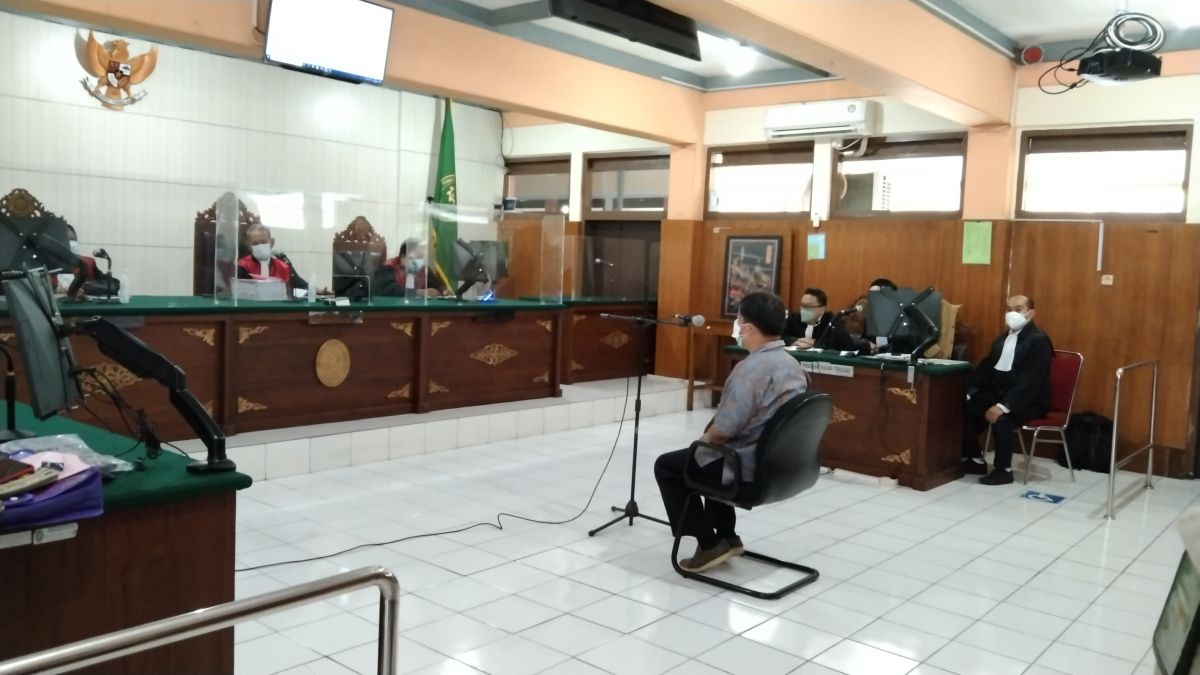 Julianto Eka Putra menjalani sidang perdana di PN Malang. (Foto: Galih Rakasiwi/jatimnow.com)