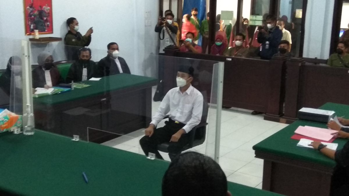 Randy Bagus menjalani sidang perdana di PN Mojokerto. (Foto: Achmad Supriyadi/jatimnow.com)