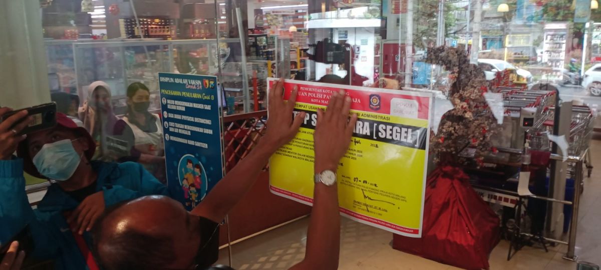 Swalayan Lai Lai ditutup. (Foto: Galih Rakasiwi/Jatimnow.com)