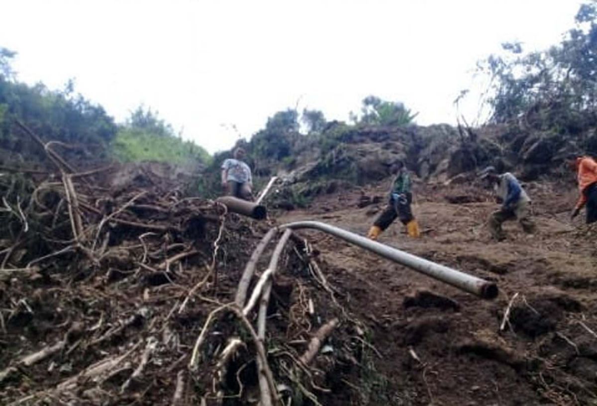 Pipa air bersih Probolinggo-Pasuruan terputus akibat tebing Air Terjun Madakaripura Longsor