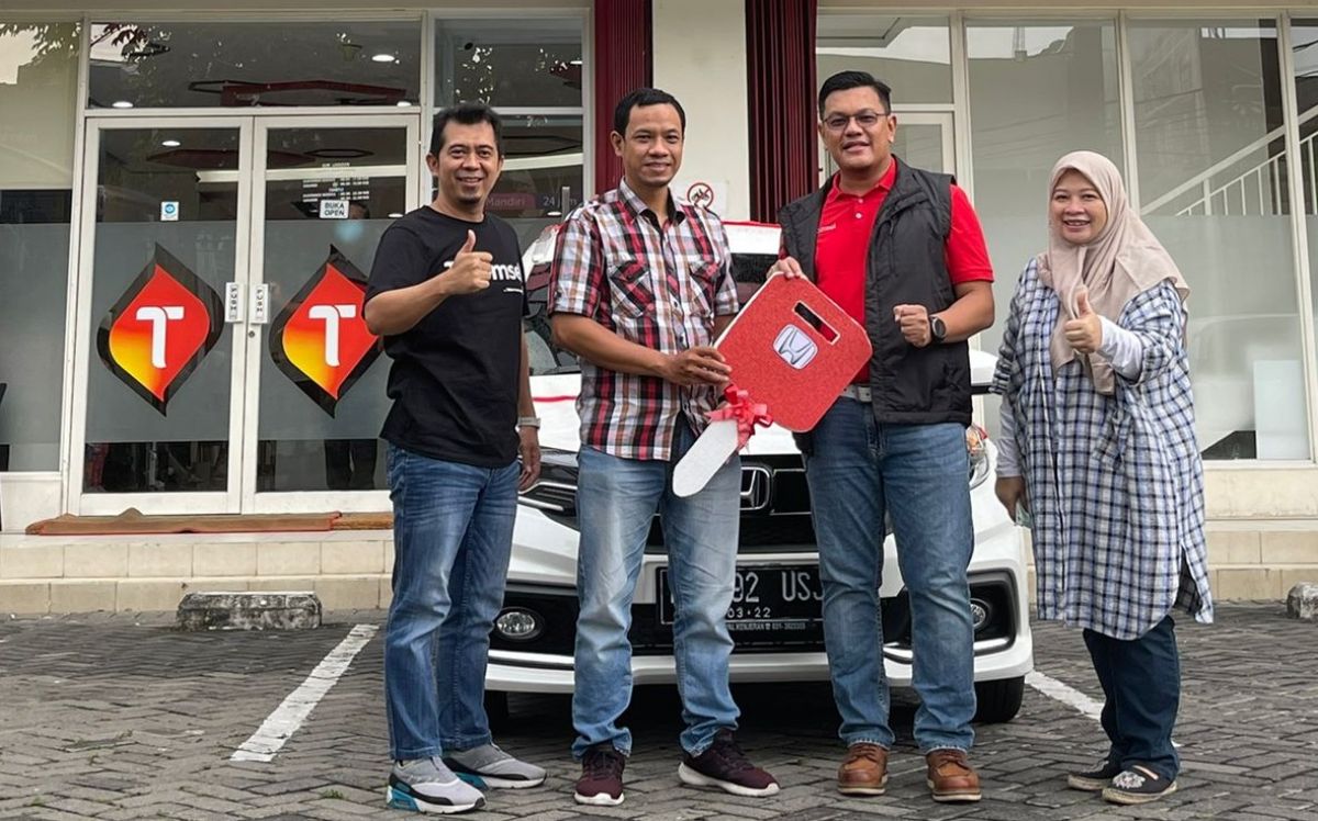 General Manager Consumer Sales Telkomsel Jawa Timur, Mulyadi Indra (dua dari kiri) menyerahkan hadiah 1 unit Honda Mobilio kepada Helmi Samsiar, pemenang undian Undi-undi Hepi Telkomsel. (Foto: Telkomsel for jatimnow.com)