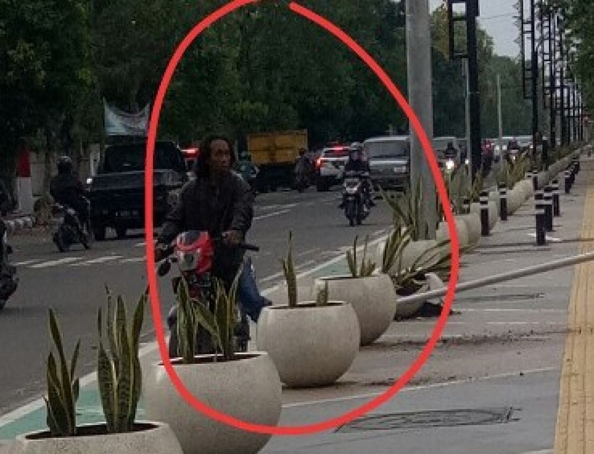 Orang Tak Dikenal Rusak Pot hingga Rambu di Depan Kantor Pemkab Jombang