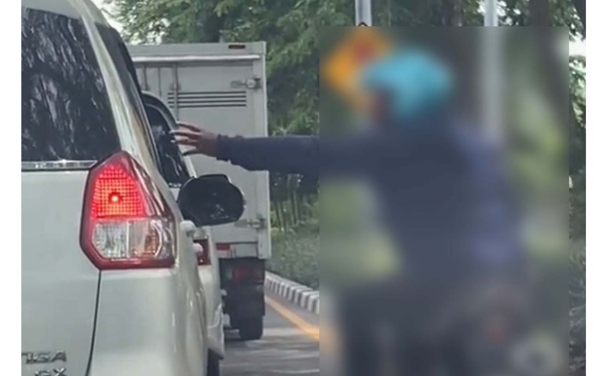 Pemotor yang disebut meminta uang ke pengemudi mobil dengan modus tertentu di Surabaya (Foto: Tangkapan layar video viral)