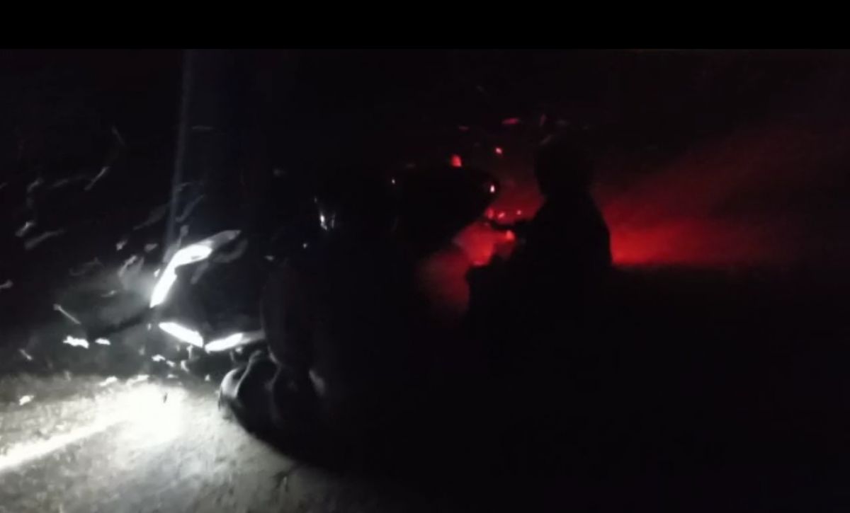 Salah satu pengendara motor terpeleset saat melintas jembatan Ngrame Mojokerto. (Foto:  Hasan for jatimno.com)