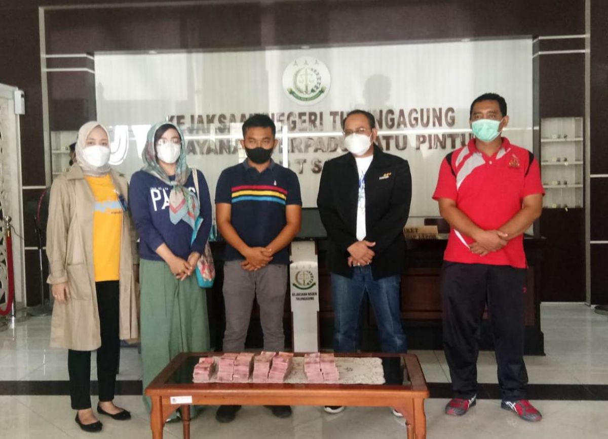 Tersangka proyek pelebaran jalan di Dinas PUPR Tulungagung mengembalikan uang kerugian negara. (Foto: dok Kejari Tulungagung/jatimnow.com)