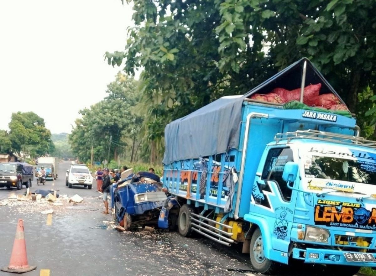 Pikap tabrak truk di jalur Pantura Situbondo-Banyuwangi. (Foto: Rony Subhan/jatimnow.com)