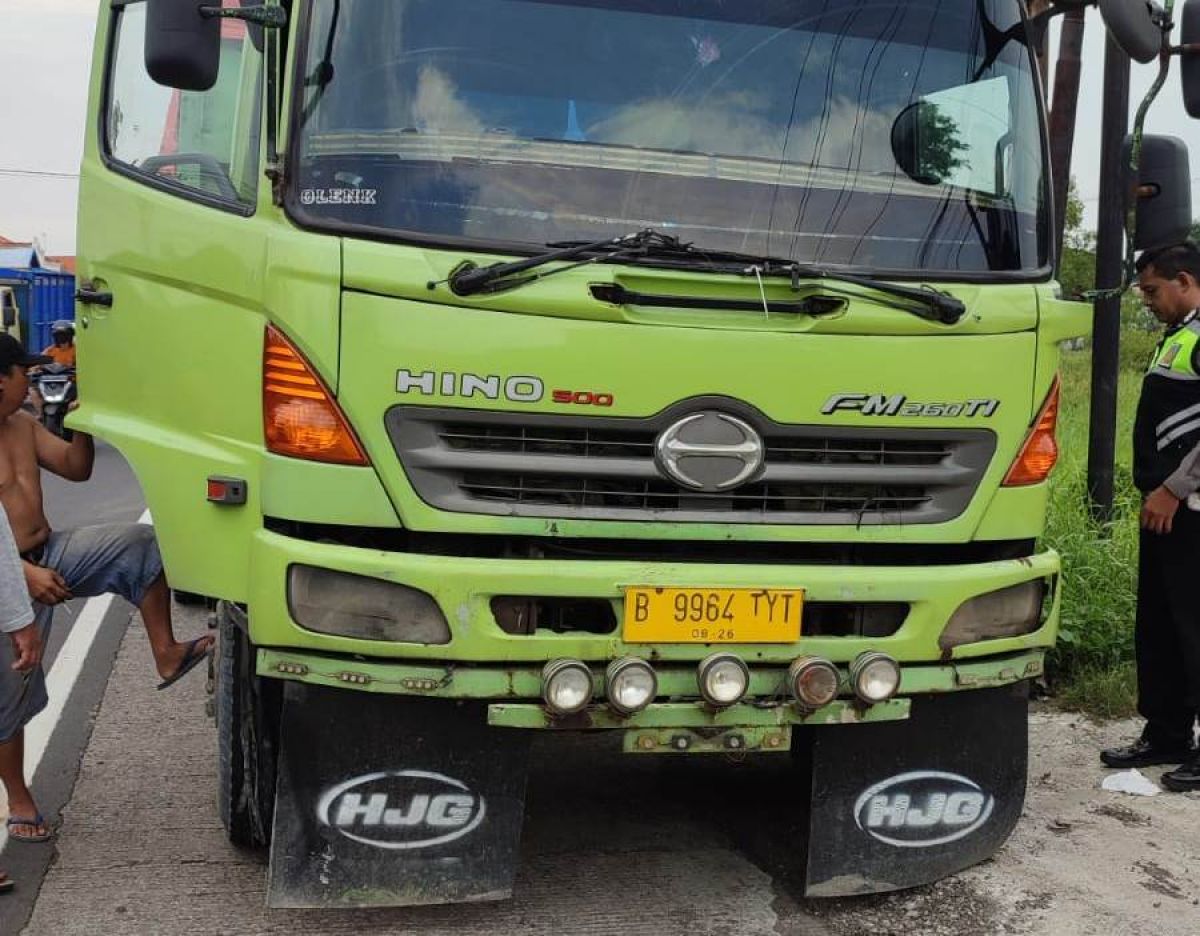 Truk tabrak pengendara motor yang terjatuh dari motor usai lewati jalan berlubang. (Foto: Kanit Laka Polres Pasuruan/jatimnow.com)