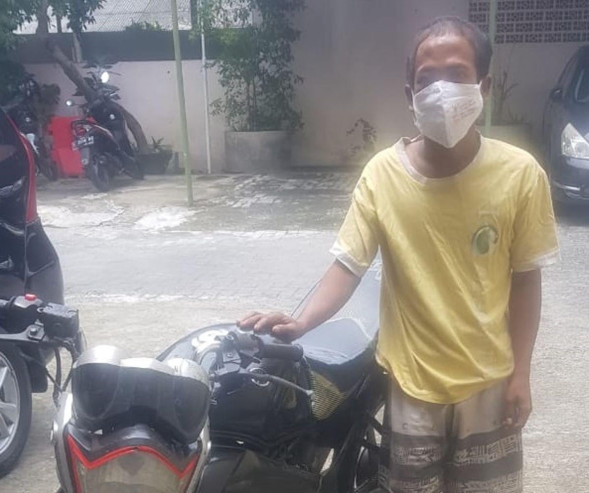 Tukang becak bernama Muhamad (27), warga Jalan Bulak Banteng Gang Suropati ditangkap polisi. (Foto: Polsek kenjeran)