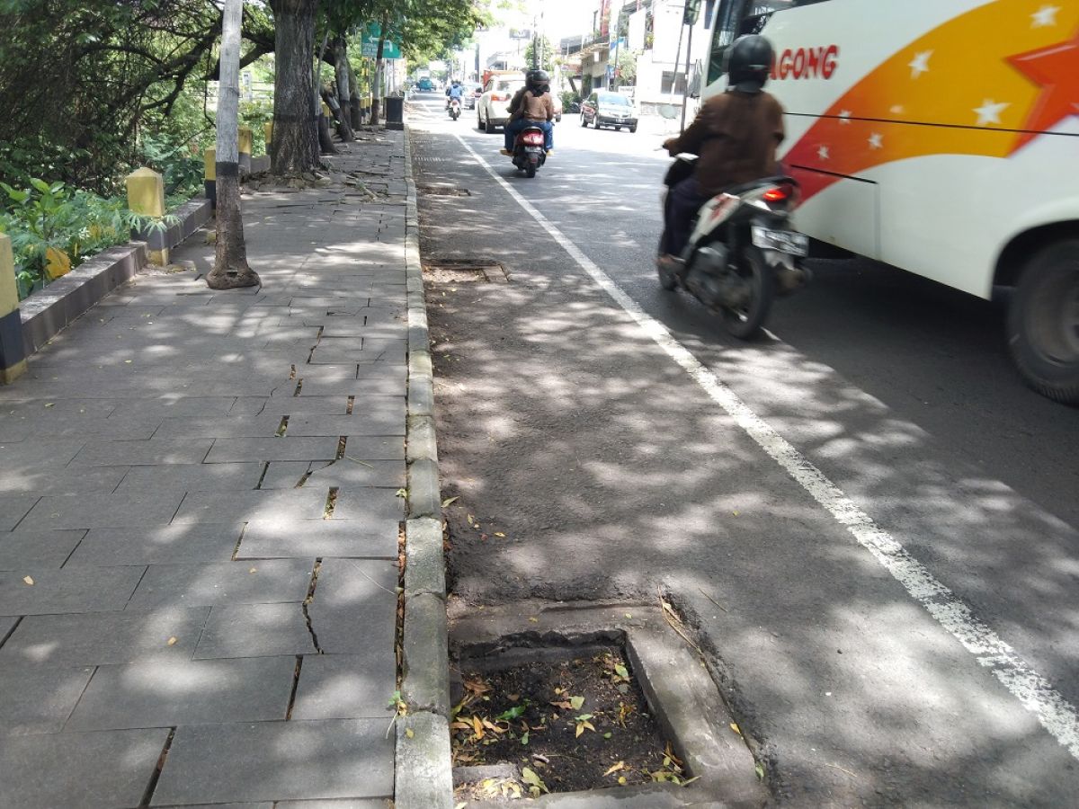 Grill yang ada di Jalan Pattimura Kota Batu hilang. (Foto: Galih Rakasiwi/jatimnow.com)