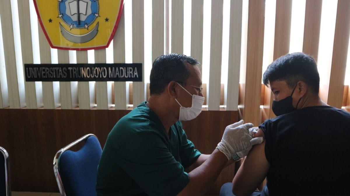 Vaksinasi booster di Gedung Rektorat Universitas Trunojoyo Madura. (Fajar Mujianto/jatimnow.com)
