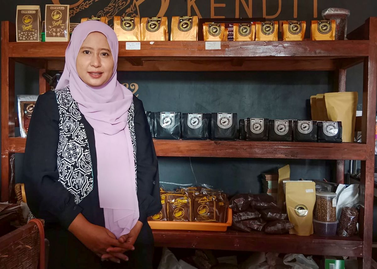 Vera Damayanti, pemilik usaha kopi UD Cangkir, UMKM binaan PT Semen Gresik di Rembang.