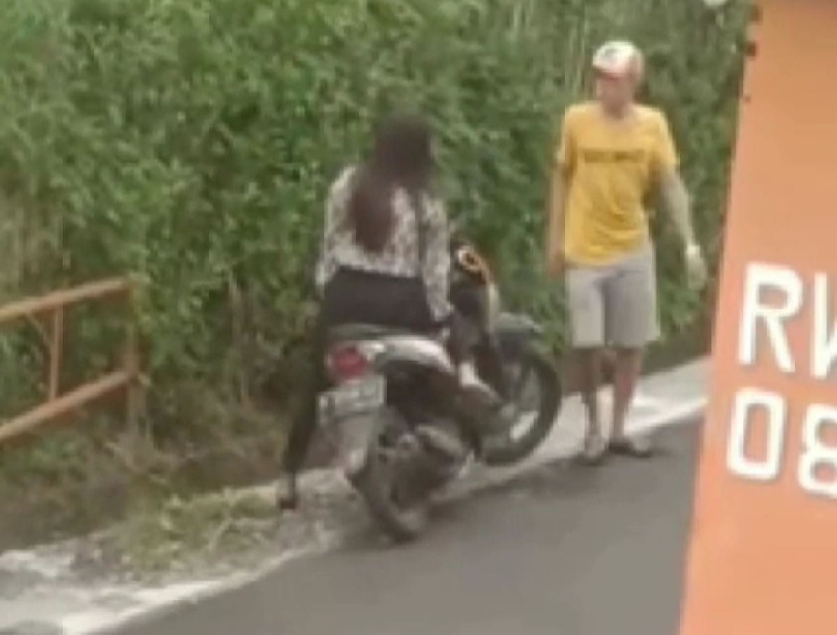 Tangkapan layar seorang pemuda menganiaya wanita d Kabupaten Malang.