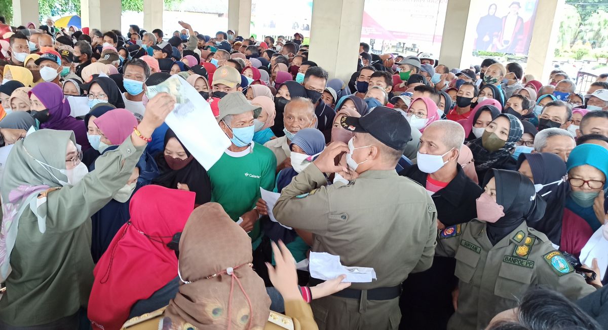 Warga di Ponorogo berdesakan di lokasi pasar murah minyak goreng. (Foto: Mita Kusuma/jatimnow.com)