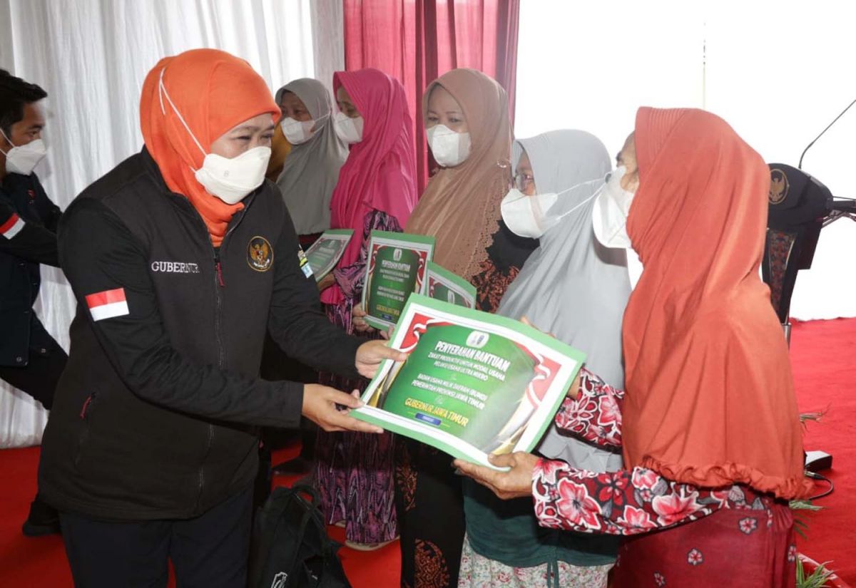 Khofifah Tinjau Operasi Pasar Migor dan Salurkan Zakat Produktif di Pacitan