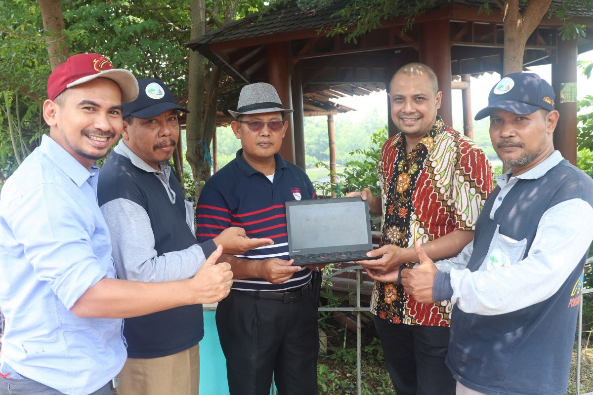 Kerja sama tim Dosen UHW Perbanas dan Pokdarwis Kebun Raya Mangrove Medokan Ayu Surabaya (Foto: Humas UHW Perbanas)