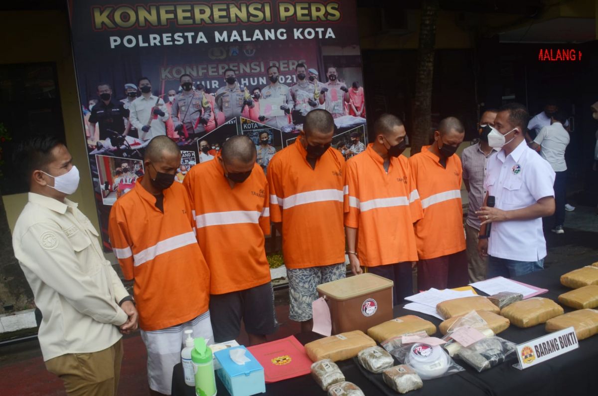 Ungkap kasus narkoba di Kota Malang dengan total BB 14,5 kilogram. (Foto: Galih Rakasiwi/jatimnow.com))