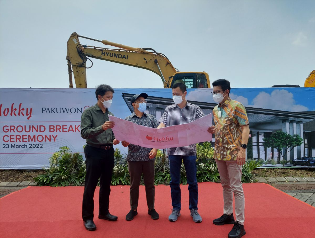Direktur PT Hokky Nusa Jaya, Te Hui Min (dua dari kanan) saat melakukan groundbreaking di Pakuwon City, Surabaya (Foto: Ni'am Kurniawan/jatimnow.com)