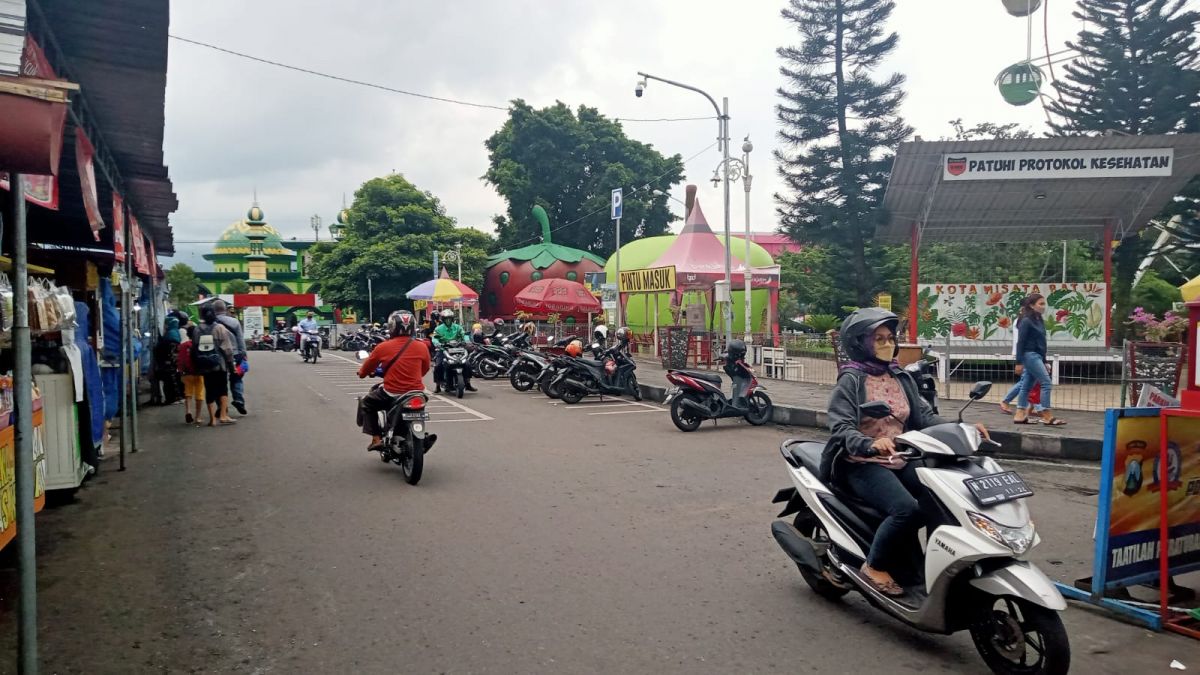 Parkir di kawasan Alun-alun Kota Batu. (Foto: Galih Rakasiwi/jatimnow.com)