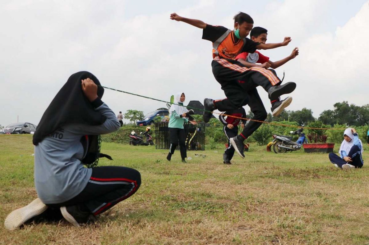 Para siswa saat berlatih memainkan permainan tradisional di Kota Mojokerto (Foto-foto: Diskominfo Kota Mojokerto for jatimnow.com)