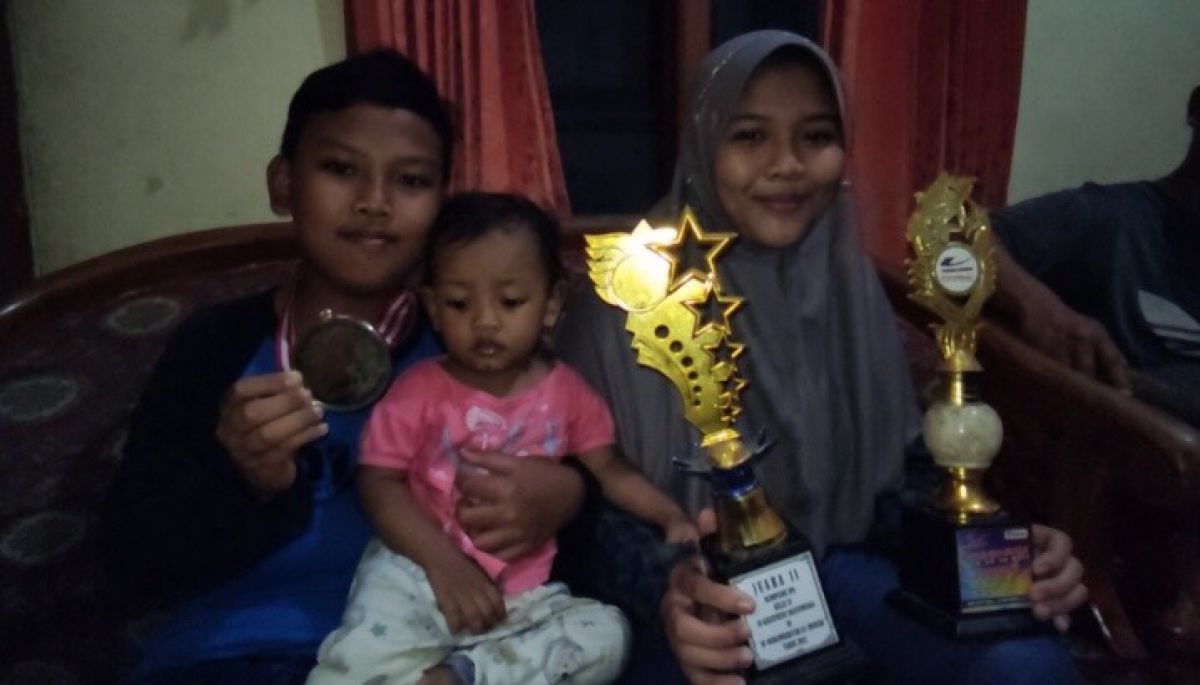 Putra-putri keluarga Sukari yang namanya satu abjad ternyata berprestasi.(Foto: Rony Subhan/jatimnow.com)