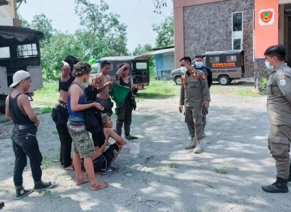 Anak jalanan diberi pengarahan petugas Satpol PP Lamongan seusai di ringkus di jalan protokol.(Foto: Satpol PP Lamongan for jatimnow.com)