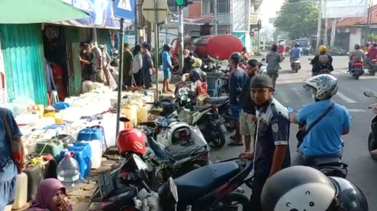 Antrean jerigen milik warga saat akan membeli minyak curah. (Foto: Hasan for jatimnow.com)