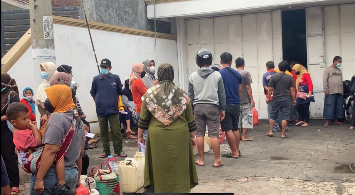 Pembelian minyak goreng curah yang mengular. (Foto: Mita Kusuma/jatimnow.com)