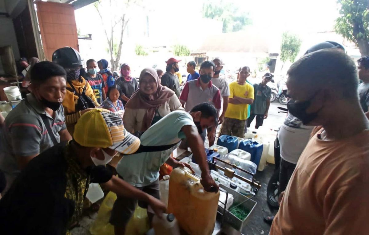Antrean warga di Banyuwangi saat membeli minyak goreng curah (Foto: Rony Subhan/jatimnow.com)