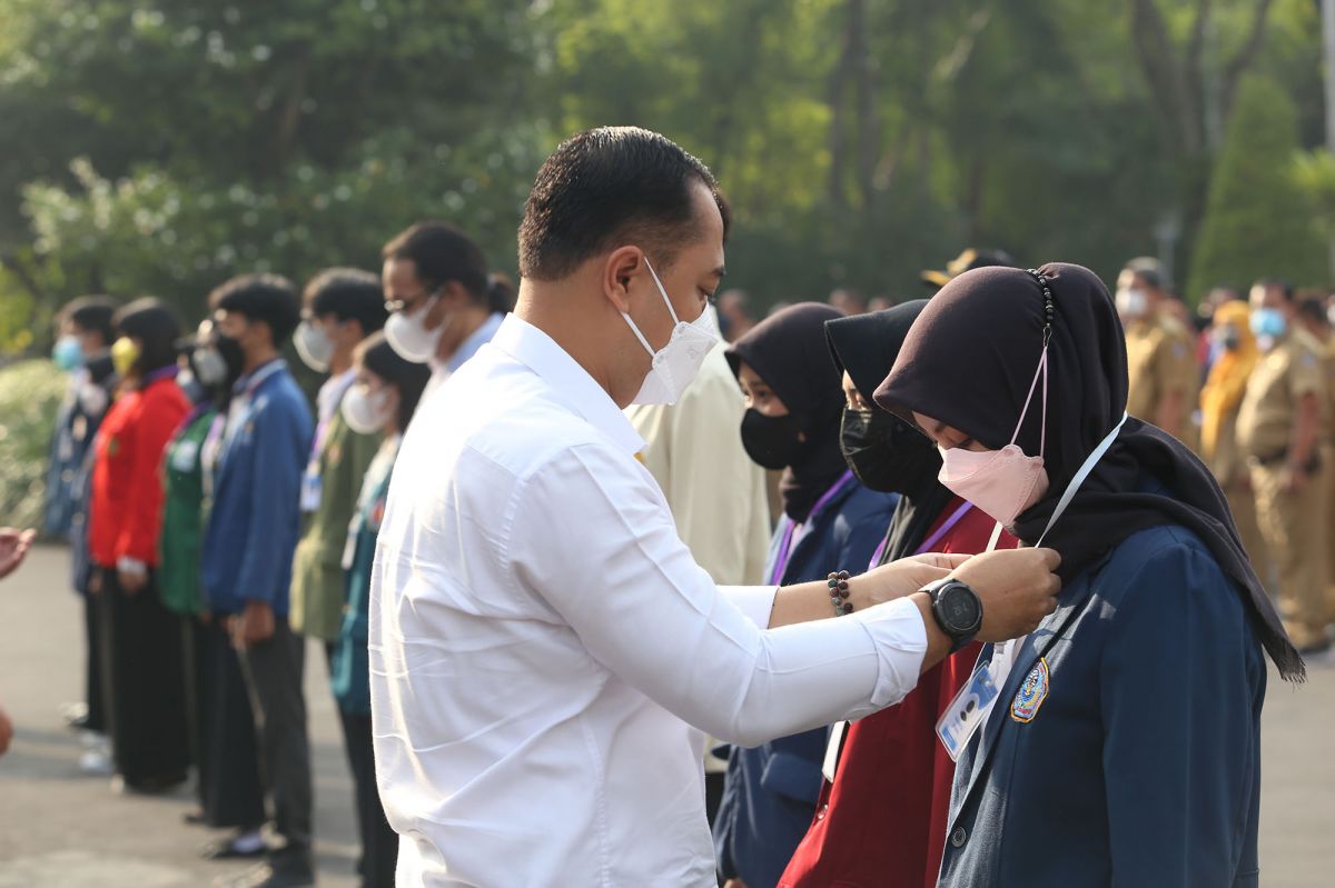 Wali Kota Surabaya Eri Cahyadi melepas ratusan mahasiswa peserta Program Merdeka Belajar Kampus Merdeka-Administrasi Kependudukan (MBKM-A).(Foto: Dok. Humas Pemkot Surabaya/jatimnow.com)