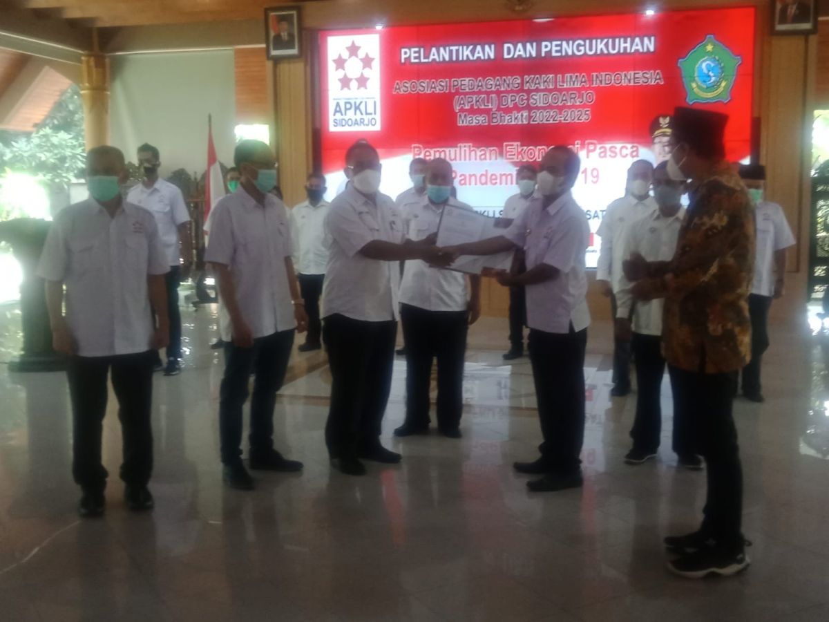 Pelantikan pengurus APKLI Sidoarjo di Pendopo Delta Wibawa, Sabtu (5/3/2022).(Foto: Zainul Fajar)