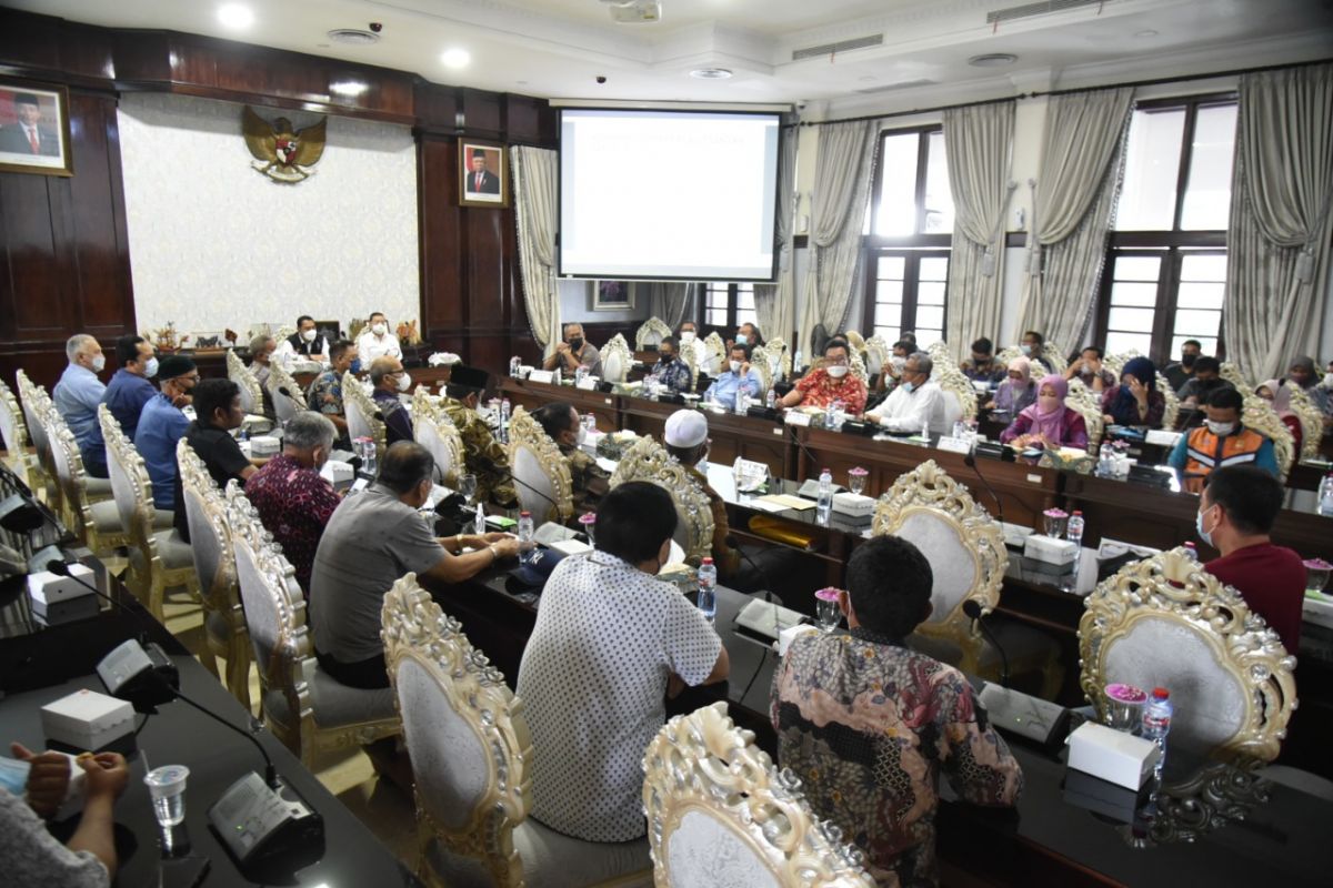 Pedagang pasar turi saat bertemu Walikota Surabaya di Balaikota (Foto: dok Humas Pemkot Surabaya for jatimnow.com)