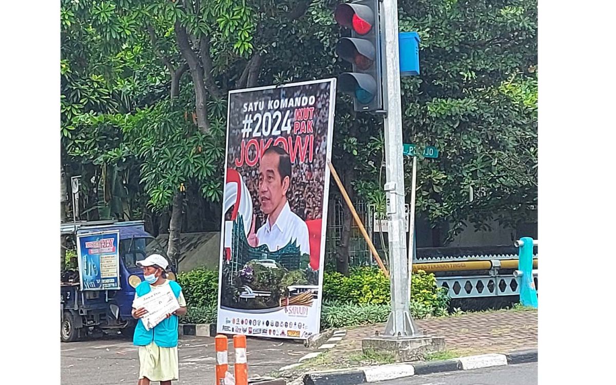 Baliho '2024 Ikut Pak Jokowi' yang terpasang di tepi Jalan Mayjen Prof. Dr. Moestopo, Surabaya (Foto: Ni'am Kurniawan/jatimnow.com)