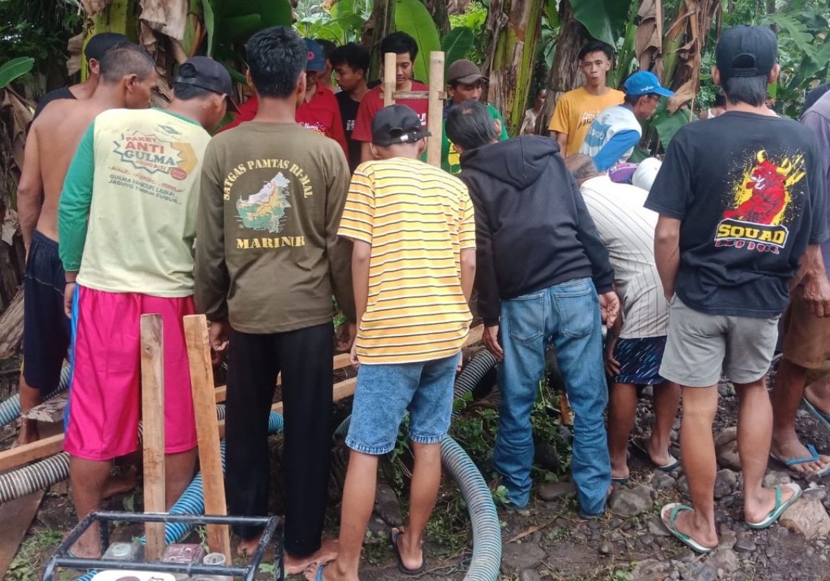 Warga dan TRC BPBD Banyuwangi berupaya mengevakuasi balita tercebur dalam sumur. (Foto: Polsek Srono)