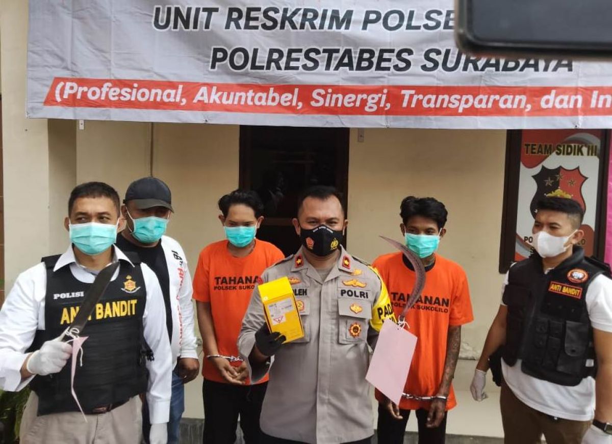 Pemuda diringkus usai acungkan celurit demi konten. (Foto: Zain Ahmad/jatimnow.com)