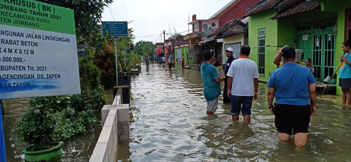 Genangan air yang merendam jalanan kampung dan rumah warga di Dusun Pagendingan, Desa Tapen, Kecamatan Kudu. (Foto: Camat Kudu/jatimnow.com)